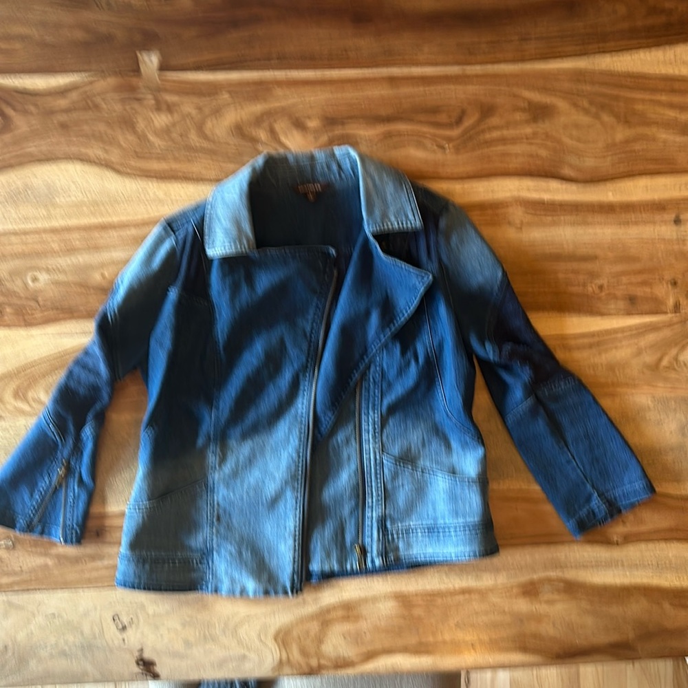 The jacket is in good condition. I am selling because its to big for me now.